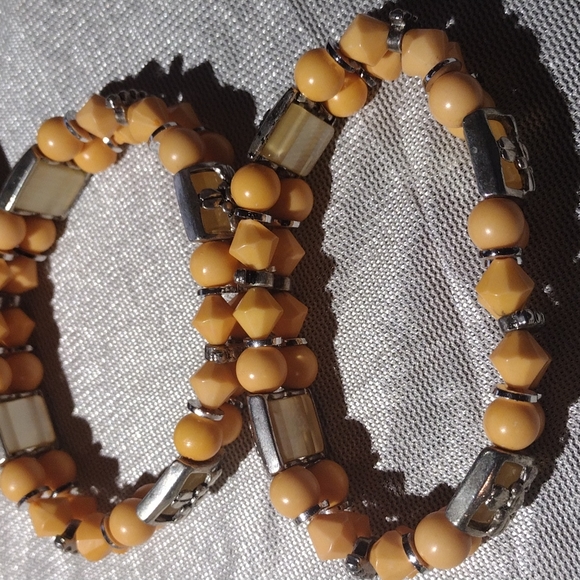 3 women orange beaded stretch bracelet - Picture 3 of 3
